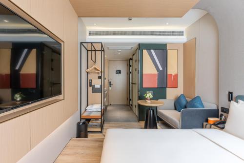 une chambre d'hôtel avec un lit et un canapé dans l'établissement Atour Hotel Shanghai World Expo West Gaoke Road, à Shanghai