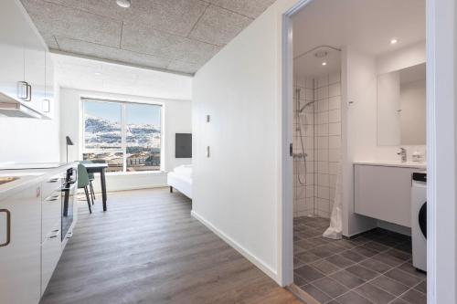 uma cozinha e sala de jantar com vista para um quarto em Hotel Aurora Apartments em Nuuk