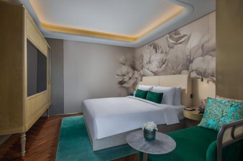 Blossom House Shanghai On The Bundにあるベッド