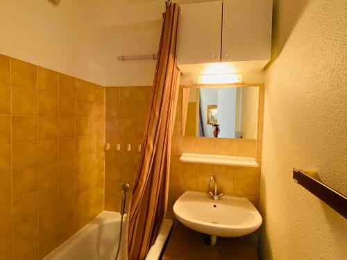 une salle de bain avec un lavabo, des toilettes et un miroir dans l'établissement Studio cabine confortable entre Abondance et La Chapelle d'Abondance - FR-1-692-97, à Abondance