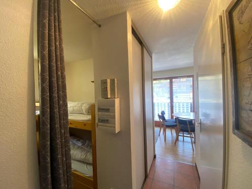 - une petite chambre avec un lit et une table dans l'établissement Studio cabine confortable entre Abondance et La Chapelle d'Abondance - FR-1-692-97, à Abondance