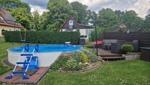 um quintal com uma piscina com escorregas azuis em Ferienhaus Kleinmoellerchen em Neu Poserin