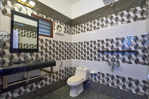 een badkamer met een toilet en een wastafel bij Peter's Inn in Cochin