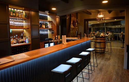 een bar met barkrukken in een restaurant bij Rosevears Riverview Hotel in Rosevears