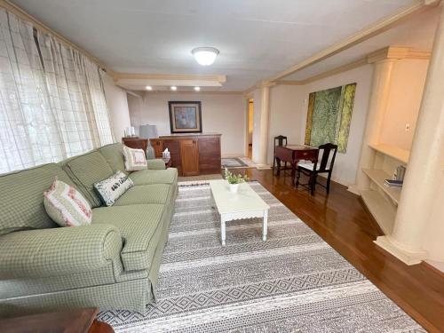 Posezení v ubytování Lakeview Twin Retreat, Steps to Water Fun