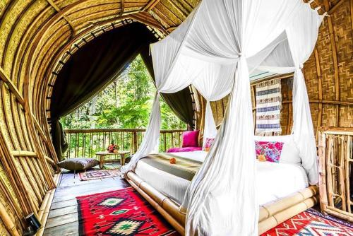 una camera con letto e amaca di Swarma Villa Ubud Near Sacred Monkey Forest Sanctuary ad Ubud