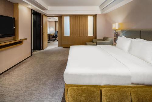 Un ou plusieurs lits dans un hébergement de l'établissement Holiday Inn Wuhan Riverside by IHG