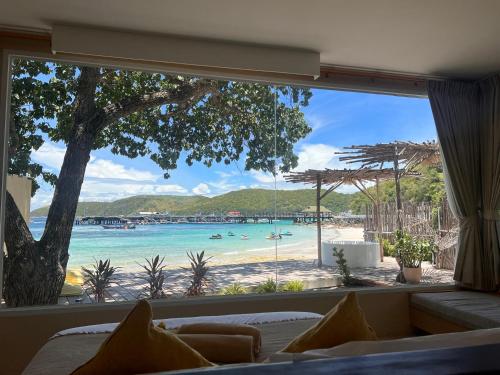 vistas a la playa desde la ventana de la sala de estar en Cordelia Villa Koh Larn en Ko Larn