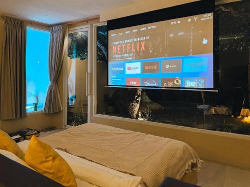 1 dormitorio con TV grande en una habitación en Cordelia Villa Koh Larn en Ko Larn