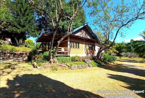 een klein huis midden in een tuin bij Phuphamok Valley Resort in Ban Na Dan