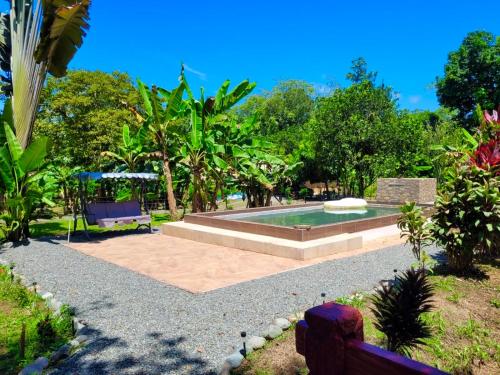 Taman di luar TROPICAL HOUSE