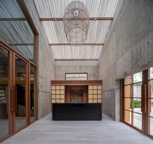 a large room with a large wall of windows at Sanhe Daoli Resort in Qingyuan