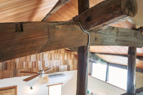 een houten balkenplafond in een kamer bij Fujino Minshuku - Vacation STAY 65039v in Bizen