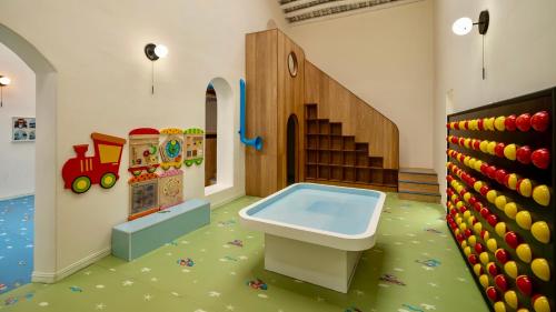a childs play room with a tub and a slide at Sanhe Daoli Resort in Qingyuan
