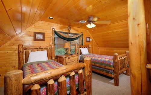 セバービルにあるThe Viewのログキャビンベッドルーム(ベッド2台、シーリングファン付)