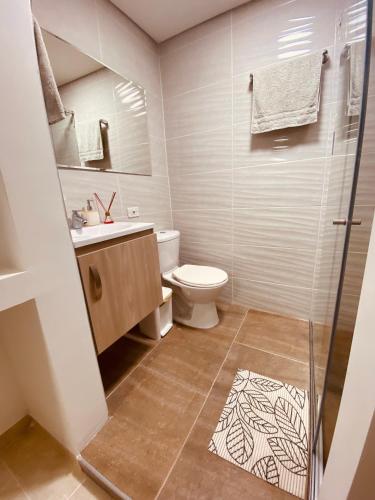 a bathroom with a toilet and a sink and a shower at Apartamento Exclusivo - Caribe Campestre Coveñas in Coveñas