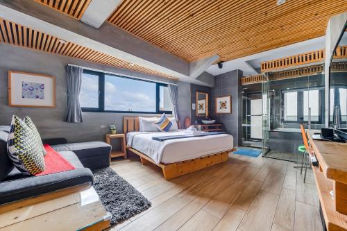 a bedroom with a bed and a couch at Harajuku lnn in Eluan