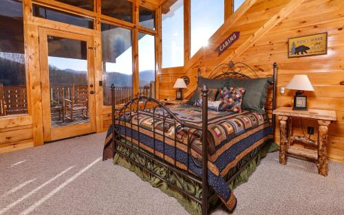 um quarto com uma cama num chalé de madeira em Like a Comet em Sevierville