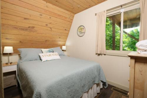 1 dormitorio con 1 cama y ventana en una habitación en The Ravens Nest en Gatlinburg