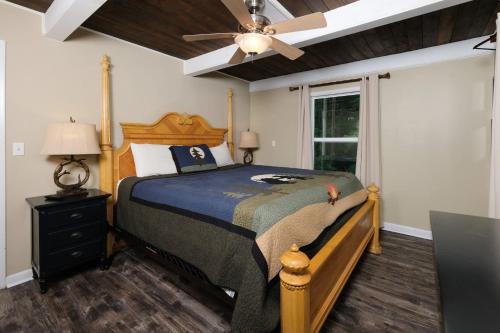 - une chambre avec un lit et un ventilateur de plafond dans l'établissement Heavenly View 2308, à Gatlinburg