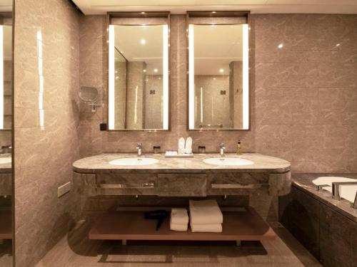 Ένα μπάνιο στο The Mulian Hotel of Guangzhou Nansha Fenghuang Lake