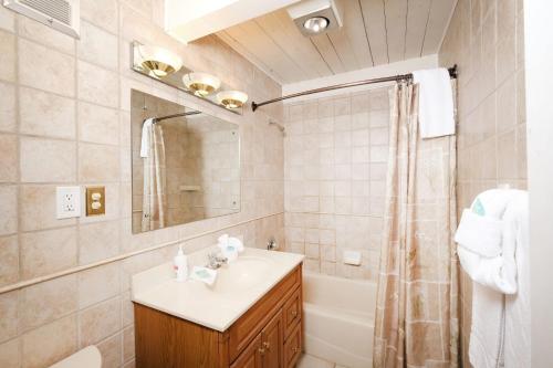 La salle de bains est pourvue d'un lavabo, d'une douche et d'une baignoire. dans l'établissement Heavenly View 2308, à Gatlinburg