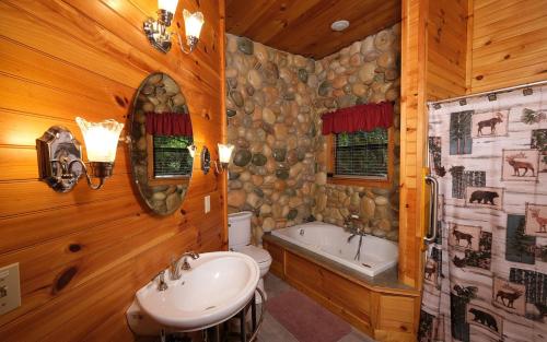 ein Badezimmer mit einem WC, einem Waschbecken und einer Badewanne in der Unterkunft Hanky Panky in Pigeon Forge