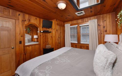 una camera con un letto in una cabina di legno di River Romance a Gatlinburg