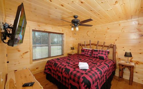 um quarto com uma cama e uma ventoinha de tecto em Wine Down em Gatlinburg