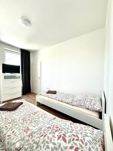 a bedroom with a bed and a flatscreen tv at Top Monteurwohnung Stuhr-Brinkum mit perfekter Anbindung in Stuhr