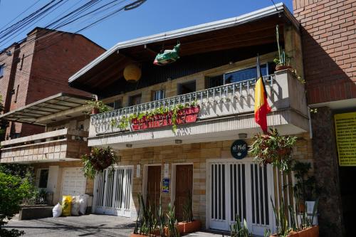 un edificio con un balcón con plantas. en Almarita Casa Belga en Medellín