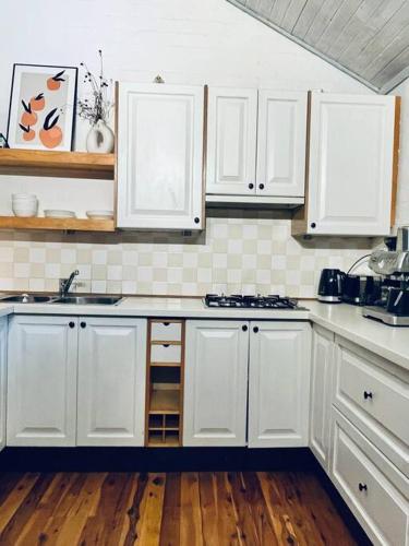 Dapur atau dapur kecil di Hawkesbury Wisemans Ferry - Private riverside oasis