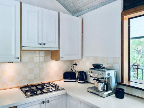 Dapur atau dapur kecil di Hawkesbury Wisemans Ferry - Private riverside oasis