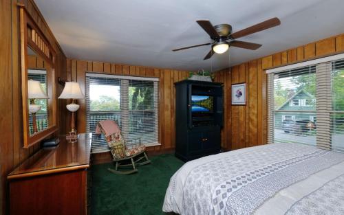 Schlafzimmer mit einem Bett und einem Deckenventilator in der Unterkunft Three Pines 2139 in Gatlinburg