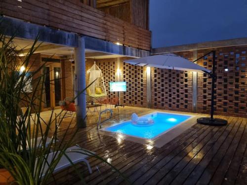 - un bain à remous avec un parasol sur une terrasse en bois dans l'établissement Espectacular villa Playa Tierra Blanca - 20 min Zicatela, à Tlachicón