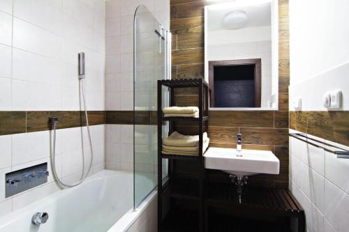 uma casa de banho com um lavatório, um chuveiro e uma banheira em Apartmány Chata Švadlenka em Rokytnice nad Jizerou