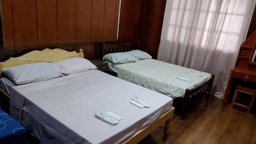 two beds in a hotel room with two at Topaz Bed & Breakfast Hotel in San Jose