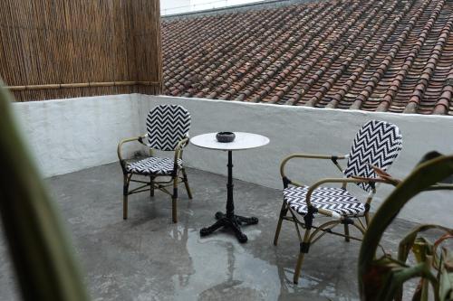 two chairs and a table and a table and chairs at Sanhe Daoli Resort in Qingyuan