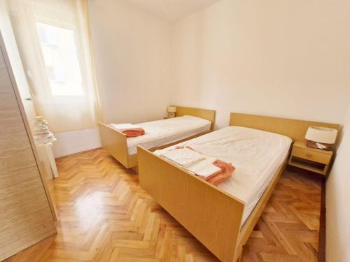 Llit o llits en una habitació de Apartments Mira - 20 m from pebble beach