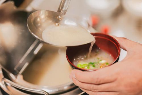 een persoon houdt een kom eten vast bij Van Cort Landt Hotel in Aira