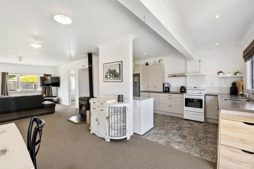 Η κουζίνα ή μικρή κουζίνα στο Spacious cosy beach bach