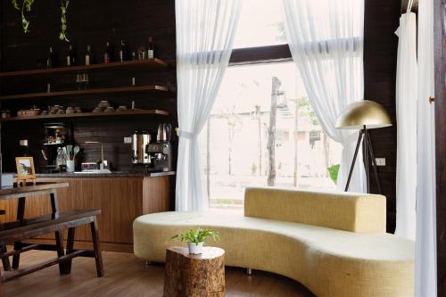 a living room with a couch and a window at Mật Pet Farm - Mộc Châu in Mộc Châu