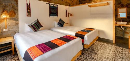 a room with two beds in a room at Muong Hoa Eco Villa in Sa Pa