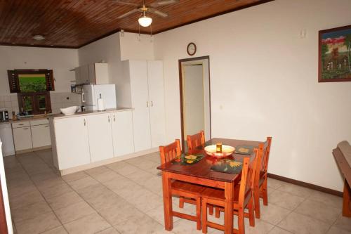 uma cozinha e sala de jantar com mesa e cadeiras em Maison de 2 chambres avec terrasse amenagee et wifi a Gros Morne em Gros-Morne