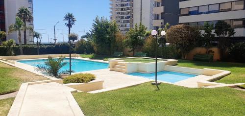 a swimming pool in the middle of a yard at Depto Viña frente al mar in Viña del Mar