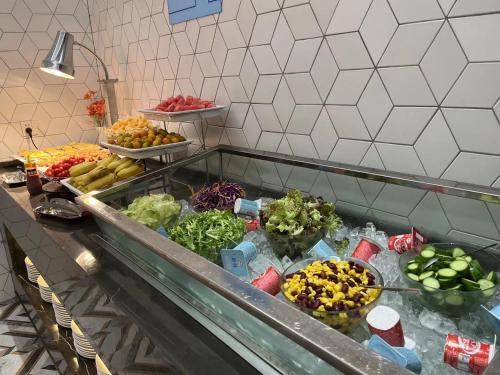 um buffet com muitas frutas e vegetais diferentes em Holiday Inn Express Nanchang Bayi Square, an IHG Hotel em Nanchang