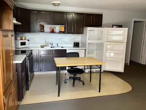 uma cozinha com uma mesa de madeira e uma mesa amarela em Big Sky Lodge em Rapid City