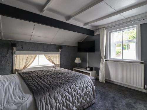 Un dormitorio con una cama grande y una ventana en Rock Hollow, en Halifax