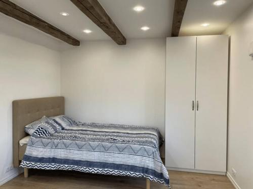 um quarto com uma cama e um armário branco em JAKOBSON HOUSE em Rapla