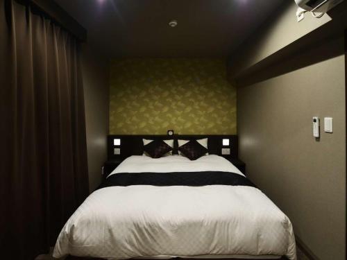 a bedroom with a large bed in a room at Hotel Kuu Kyoto in Kyoto